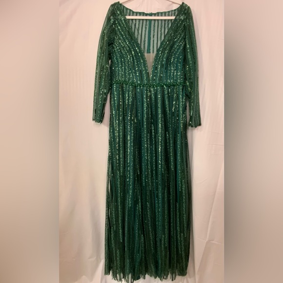MAC DUGGAL Long Sleeve Sequin Emerald Green Gown - Picture 2 of 12
